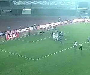 (ویدیو) هوادار از استقلال ۱۲ نفره هنگام گل دومش مدرک رو کرد!