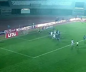 (ویدیو) هوادار از استقلال ۱۲ نفره هنگام گل دومش مدرک رو کرد!