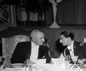 سفر به ایام قدیم سال 1340؛ تفنگ گذاشتن فرح دیبا پشت سر محمدرضا پهلوی