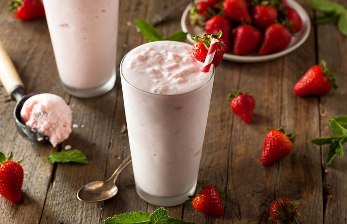 230417-1600x1031-strawberry-milkshake-recipe-min