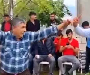 آواز شاد؛ دل به کار دادن فقط رقص این آقایون یطوری میرقصن انگار قراره جایزه بگیرن