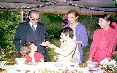 سفر به ایام قدیم سال 1349؛ رضا پهلوی در کنار زرافه فیل در کاخ لاکچری طوری