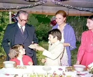 سفر به ایام قدیم سال 1349؛ رضا پهلوی در کنار زرافه فیل در کاخ لاکچری طوری