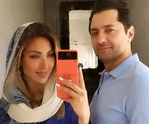 (عکس) وقتی مینای بهرام رادان لاک ناخن هاش رو با قاب گوشی ست کرد