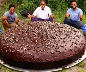 پخت بزرگ ترین کیک شکلاتی دنیا بدون فر و گاز / روی ذغال عجب چیز مشتی ای پختن