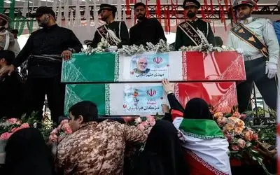 بدرقه باشکوه سرداران و دانشمندان شهید توسط مردم 