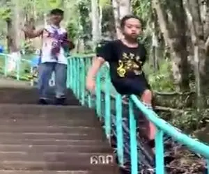 معماری خلاقانه؛ فیلیپینیا با نرده سرسره ای میرن مدرسه انگار شهربازیه ولی 1 خطا ترکیدن