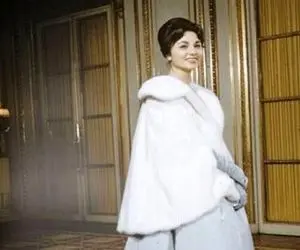 سفر به ایام قدیم سال 1344؛ فرح درحال قایم کردن شکم باردارش در کنار شاه مخلوع