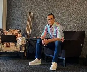 تفریح پدری و پسری علی کریمی لب استخر