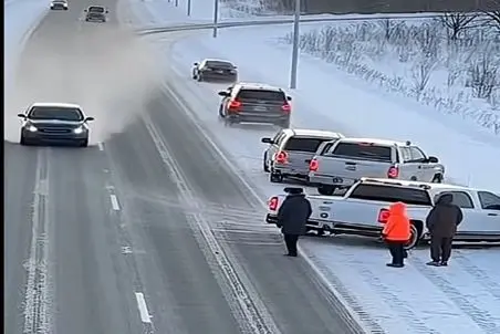 تصادف تلفاتی؛ زمین لیزه ماشینه لیزید خورد به آقاهه دور شمسی قمری زد