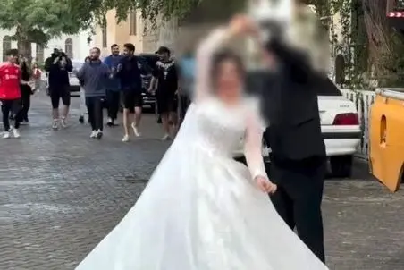 آواز شاد؛ عروس داماده تو بوشهر عکاسی میکردن مردم رد میشن براشون واسونک میخونن میرقصن
