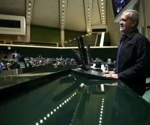 (ویدئو) حضور مسعود پزشکیان به همراه دخترش زهرا در مراسم تحلیف