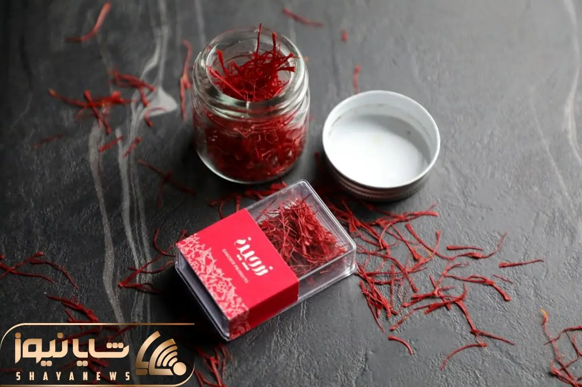 ترفند کدبانو؛ تشخیص زعفران اصل از تقلبی تنها با یک لیوان آب و دو پر زعفرون