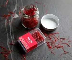 ترفند کدبانو؛ تشخیص زعفران اصل از تقلبی تنها با یک لیوان آب و دو پر زعفرون