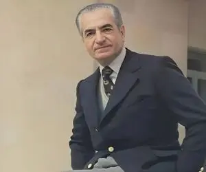 سفر به ایام قدیم سال 1339؛ ناشیگری محمدرضا پهلوی تو بغل کردن پسرش وسط کاخ