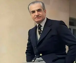 سفر به ایام قدیم سال 1339؛ ناشیگری محمدرضا پهلوی تو بغل کردن پسرش وسط کاخ