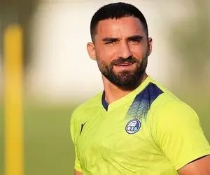 (عکس) هواداران سپاهان این استقلالی را تشویق می کنند