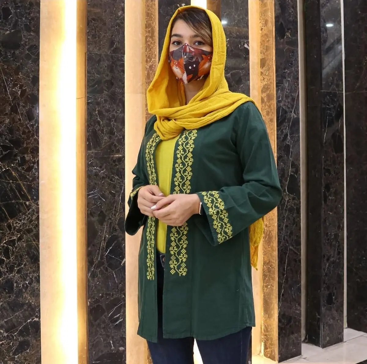 مانتوی سبز با شال زرد