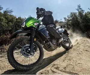 دست فرمون؛ آفرود سواره با موتور فکسنیش کوه راست و گرفته داره میره بالا