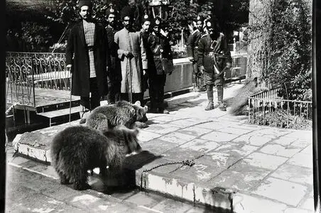 سفر در زمان؛ از ژست دو زن در طبیعت و یوز گردانی در کاخ تا دورنمای شهر سنندج