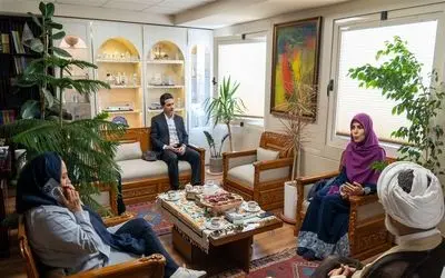 (عکس) دیدار همایون شجریان با روحانی مسئول به میان داری یک زن