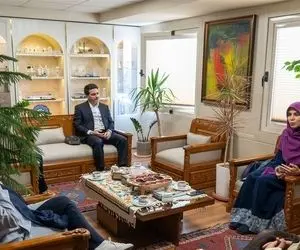 (عکس) دیدار همایون شجریان با روحانی مسئول به میان داری یک زن