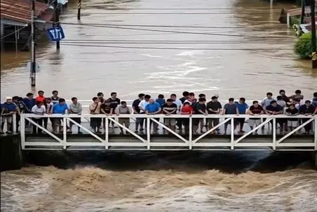 معماری طبیعت؛ شهرو سیل برداشته رو پل خوشحال بودن که در امان موندن ولی دست تقدیر...