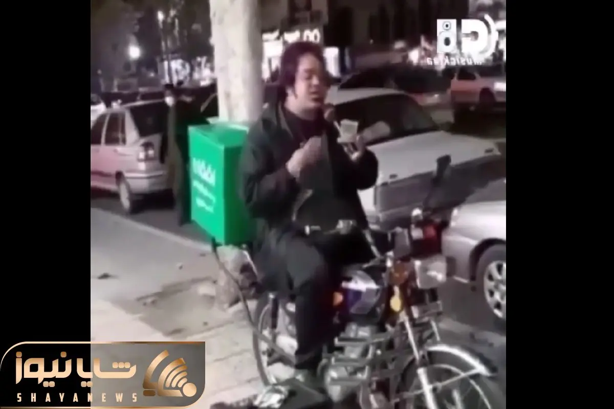 آواز خیابانی؛ ببینید راننده اسنپ رو موتور چه غم انگیز آهنگ مال خود من باش رو میخونه