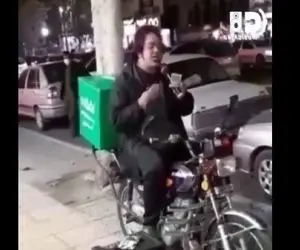 آواز خیابانی؛ ببینید راننده اسنپ رو موتور چه غم انگیز آهنگ مال خود من باش رو میخونه