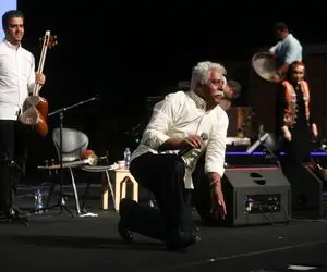 آواز محلی/اصالتی که با صدای کمانچه فرج علیپور فریاد میزند