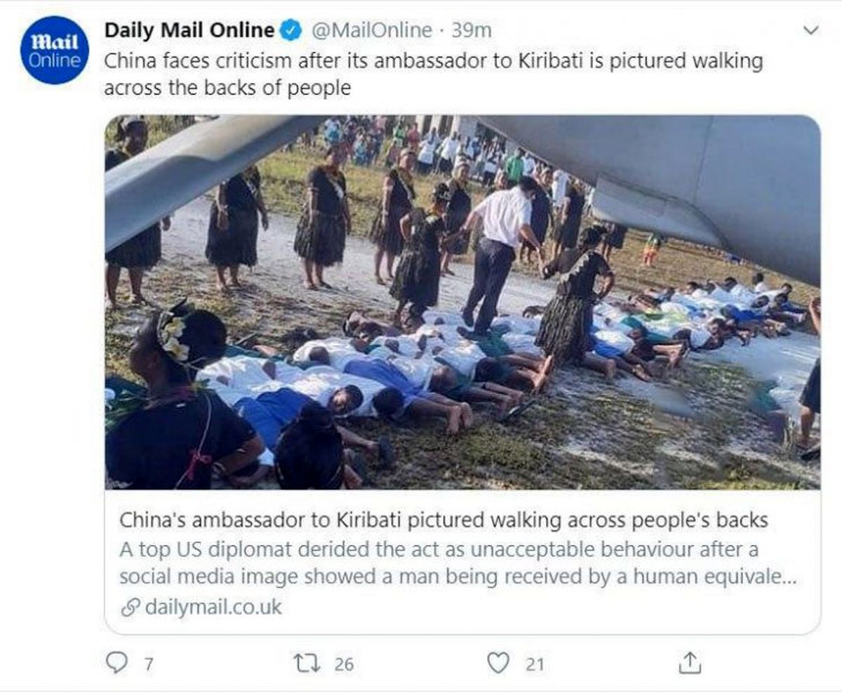 کار عجیب سفیر چین با مردم کریباتی / او کمر 30 نفر را شکست + عکس