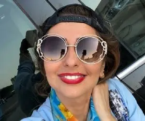 (عکس) نفیسه روشن با لباس جیغ کنار ماشین لاکچری!