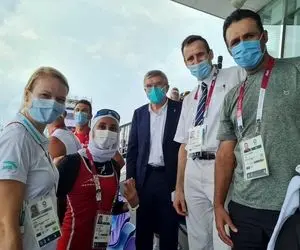 (عکس) هدیه گران قیمت توماس باخ به نازنین ملایی در المپیک توکیو