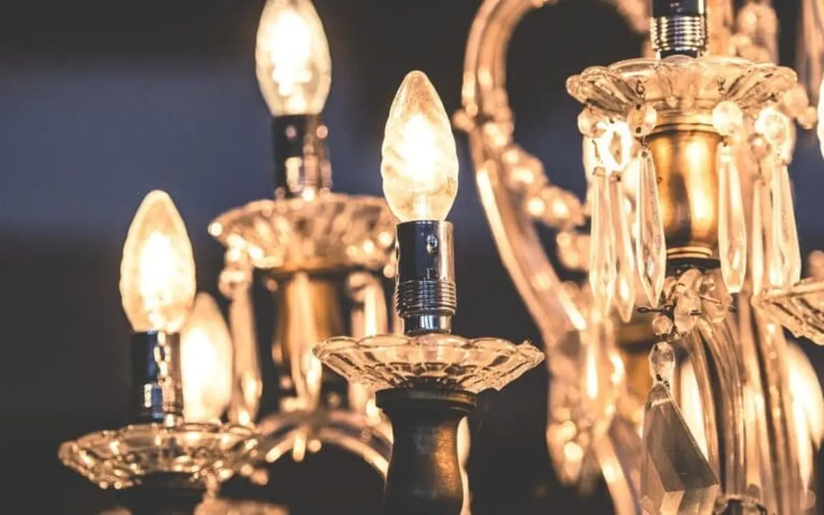 close-up-of-illuminated-light-bulb-253502-768x480-1
