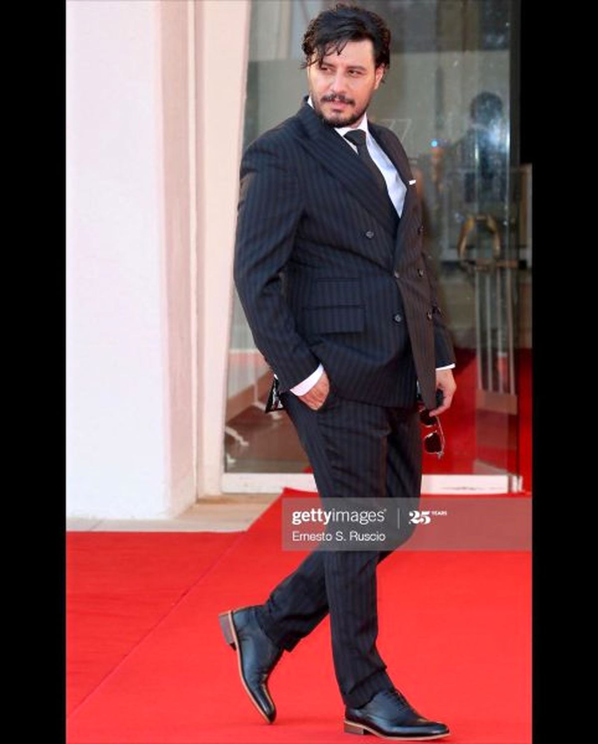 جواد عزتی، بازیگر سینمای ایران عصر یکشنبه روی فرش قرمز جشنواره فیلم ونیز ایتالیا