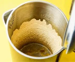 ترفندهای خانه داری؛ از بین بردن گچ کتری و سماور، با نوشابه + روش انجامش