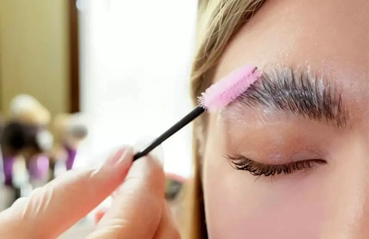 راهکار جلوگیری از سفیدک زدن ابرو وقتی ژل ابرو میزنید؛ نکات کلیدی برای یه آرایش تمیز