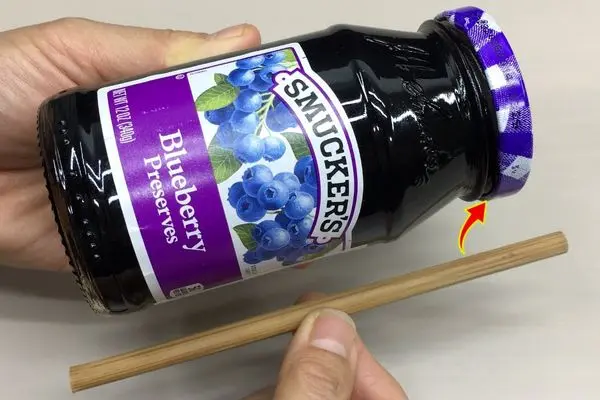 ترفندهای خانگی؛ چگونه درب شیشه گیر کرده رو تو 1 ثانیه باز کنیم!