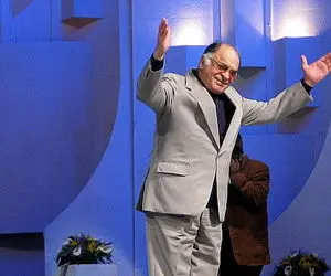 آواز شاد؛ جینگ و جینگ ساز می خونه محمد نوری تو کنسرت همه بالا و پایین می پرن