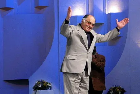 آواز شاد؛ جینگ و جینگ ساز می خونه محمد نوری تو کنسرت همه بالا و پایین می پرن