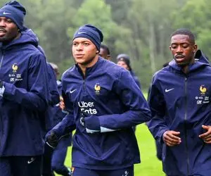 سرمربی فرانسه ستاره خط حمله اش را نیمکت نشین می کند