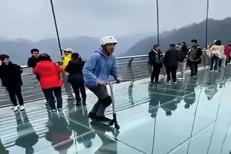 معماری طبیعت؛ پسر اسکوتر سوار با خدا ملاقات کرد