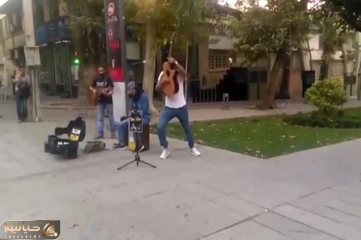آواز خیابانی؛ با آهنگ نازی ناز کن مردم چه انرژی گرفتن فقط حرکت پاهای آقاهه با گیتار!
