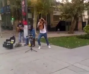 آواز خیابانی؛ با آهنگ نازی ناز کن مردم چه انرژی گرفتن فقط حرکت پاهای آقاهه با گیتار!