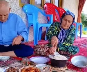 آواز محلی؛ مادر بزرگ پیر عشایری برا آقاشون ناهار خوش طعم پخته با یه آهنگ عشقی میکنن