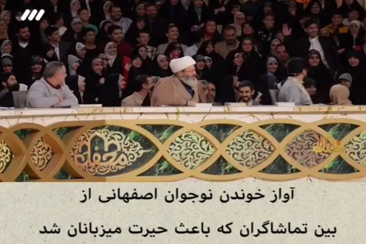 صدای پسری که در بین تماشاچیان برنامه تلویزیونی یک دفعه زد زیر آواز داوران را شوکه کرد