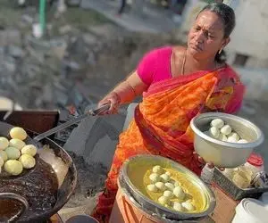 غذای خیابانی؛ ببینید واسه تخم مرغ سوخاری این خانم چه ملتی کنار جاده صف وایسادن