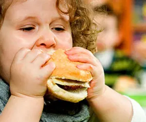 چطور با پرخوری مقابله کنیم؟ هفت نکته مفید و تاثیر گذار