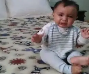 آواز شاد؛ بچه دماغو انقد شدید گریه میکنه بینیش حباب میزنه یهو آهنگ شاد گذاشتن مودی شد