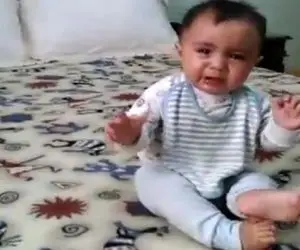 آواز شاد؛ بچه دماغو انقد شدید گریه میکنه بینیش حباب میزنه یهو آهنگ شاد گذاشتن مودی شد